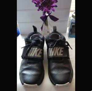 Boys Nike Team Hustle D8 basketball shoes